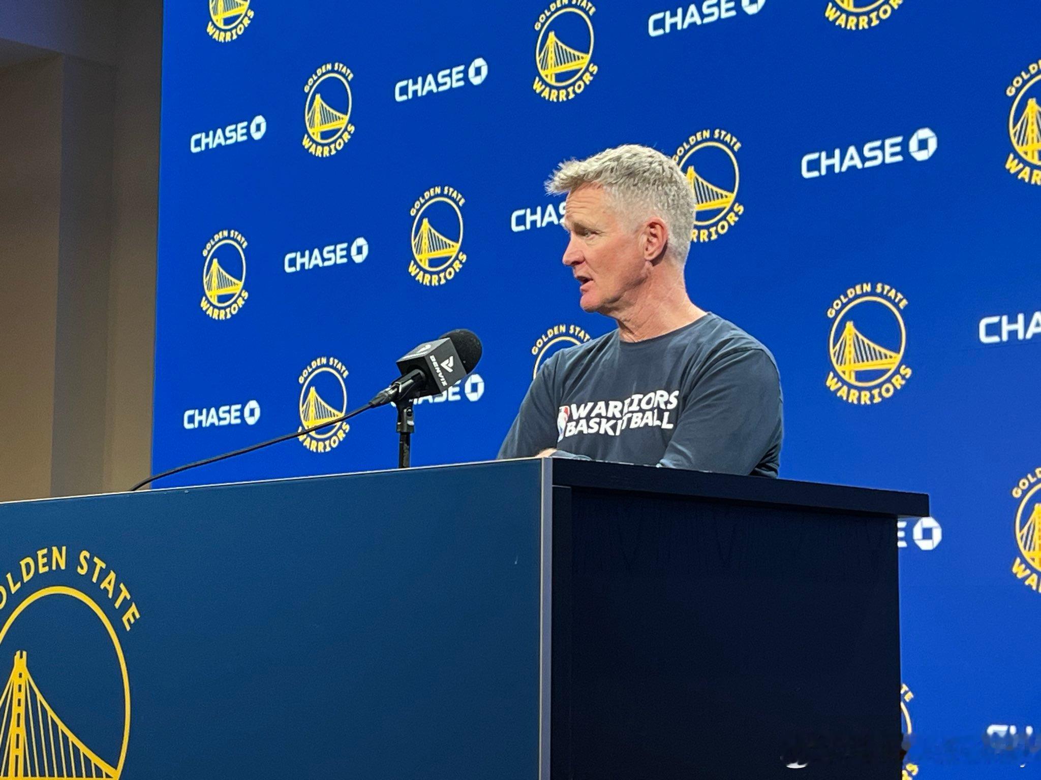 科尔今天采访中表示，他今天和德雷蒙德格林进行了一次非常积极的谈话，之后两人都向球