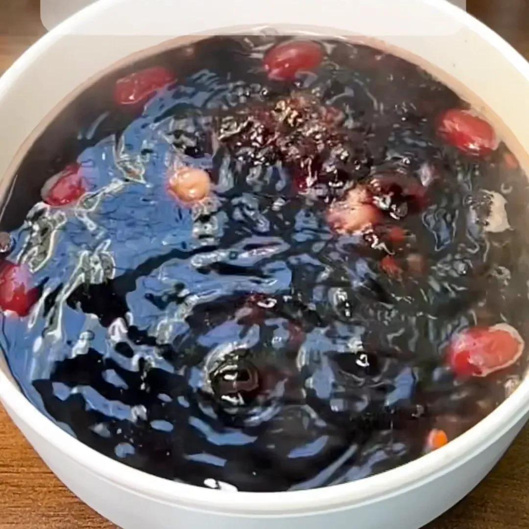 深度好眠的秘密：酸枣仁安神汤

近日，我尝试了一款由酸枣仁、桑葚、桂圆、莲子、百