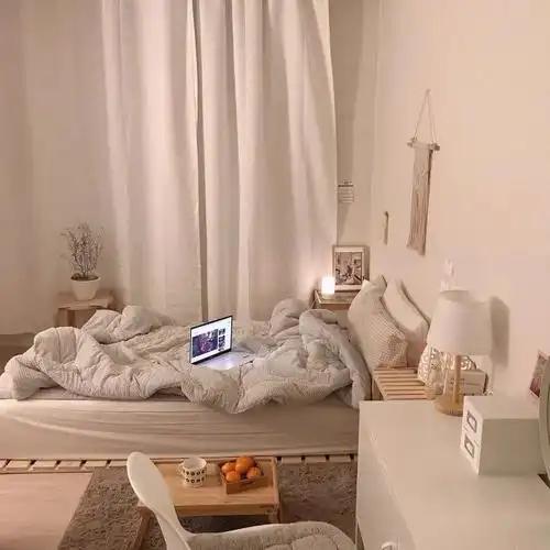 突然发现如果是一个人住的话，真的会非常爽。

回家一推门，想怎么瘫着就怎么瘫着。