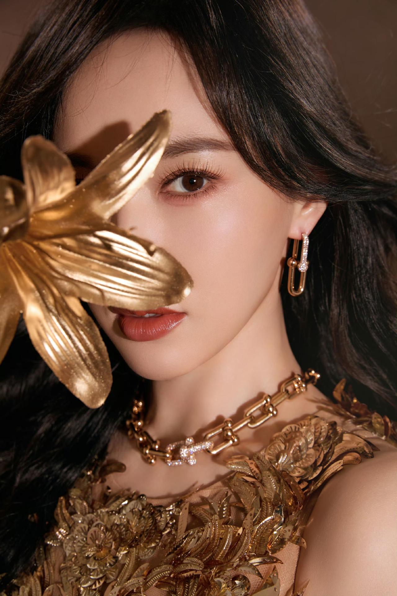 唐嫣鎏金造型杀疯了！这才是内娱富贵花的正确打开方式✨
 
谁能拒绝唐嫣的金色战袍