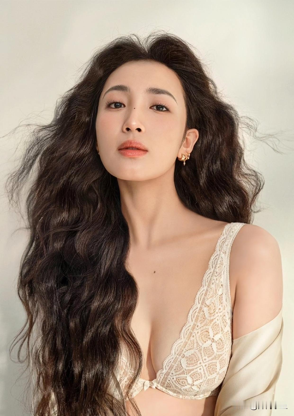 王紫璇米杏色蕾丝写真！

一身米杏色蕾丝内衣搭配同色系缎面睡袍，温柔又带着轻奢质