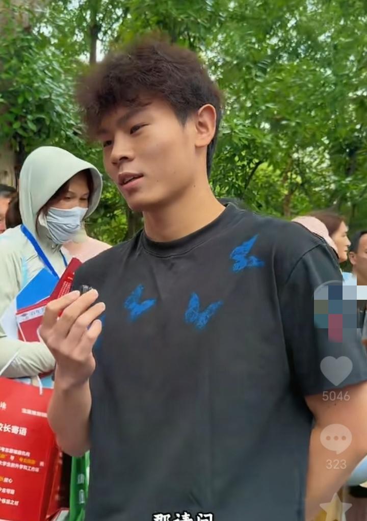 现在大学真卷啊，第一个走出考场的考生，直接被记者抓住拜访，才知道他已经提前被上海