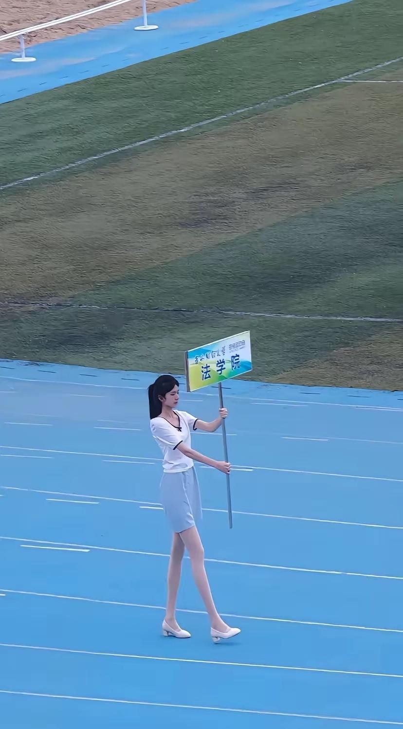 这妆造，可以把学校给你了。