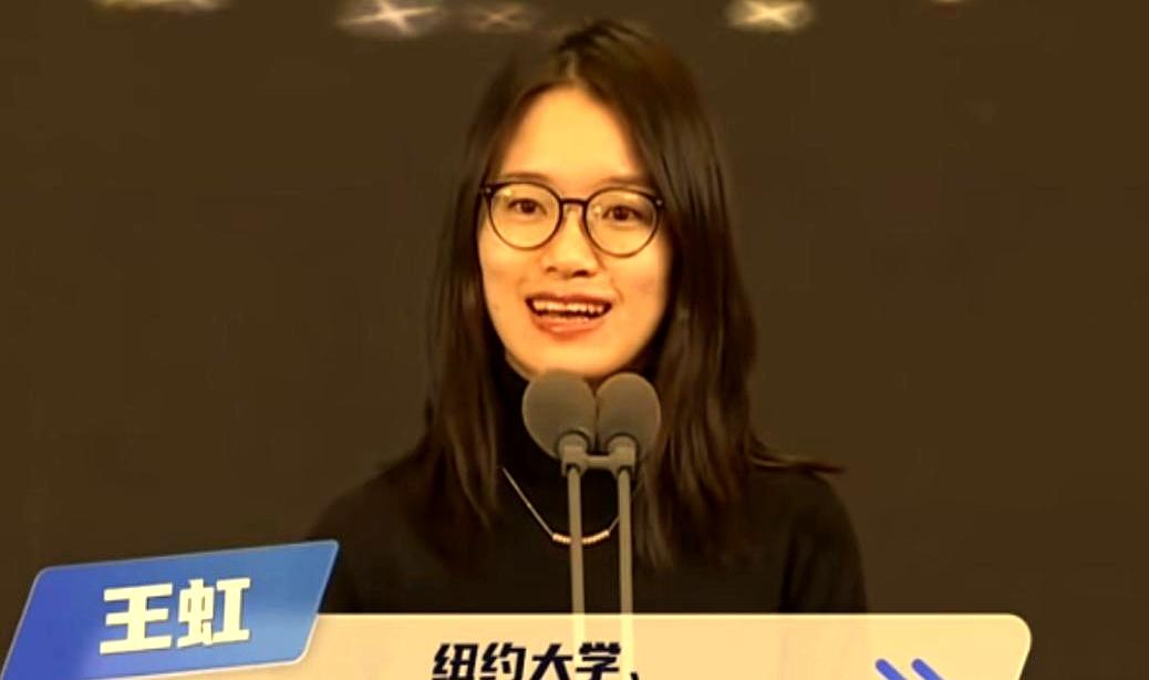 拿了数学界最高奖，聚光灯打在脸上，致辞时一口气感谢了一长串老外导师，偏偏把全网盯