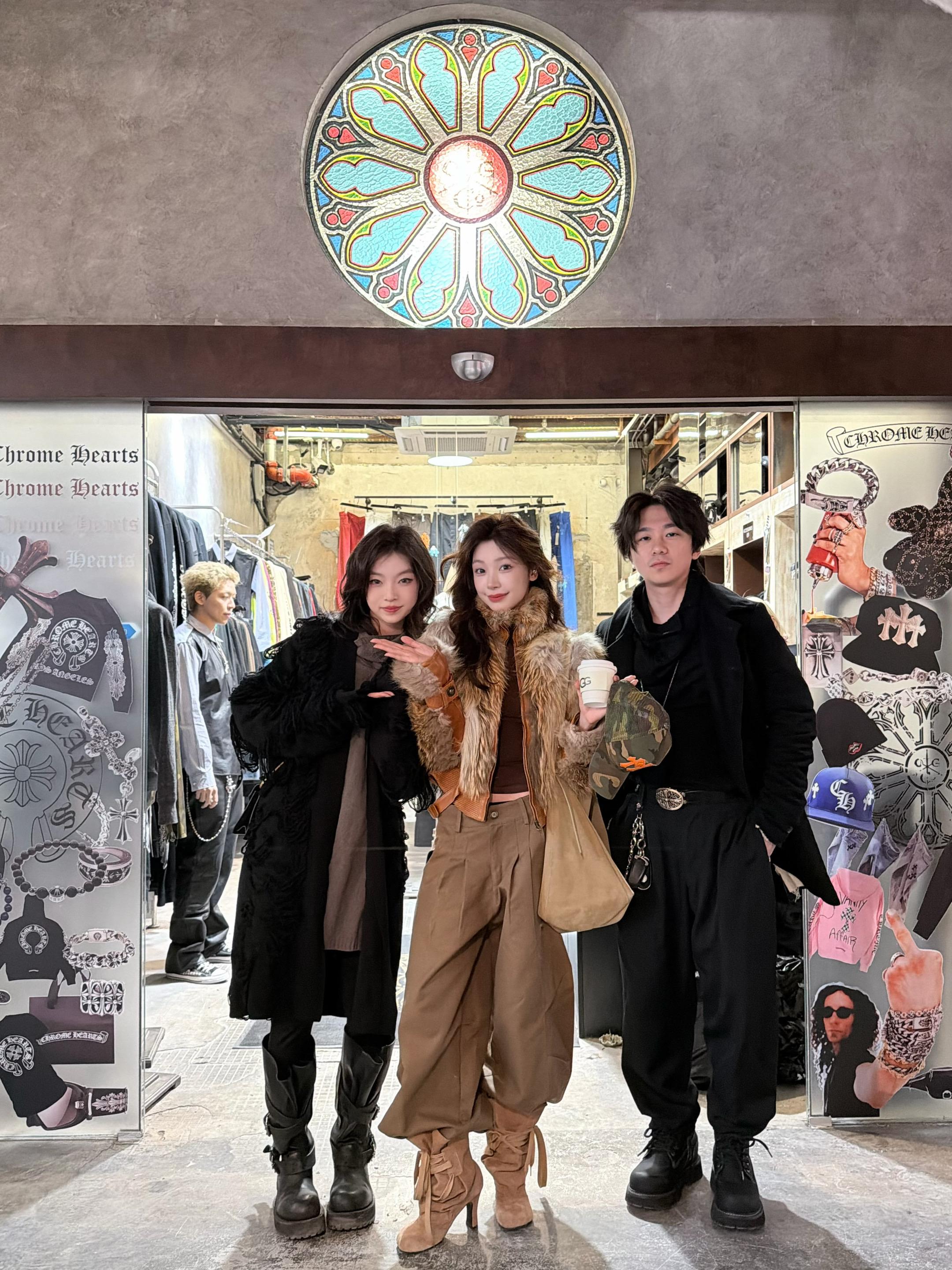 易梦玲来ONEGALLERY了，确实美。和美女们拍照了很开心