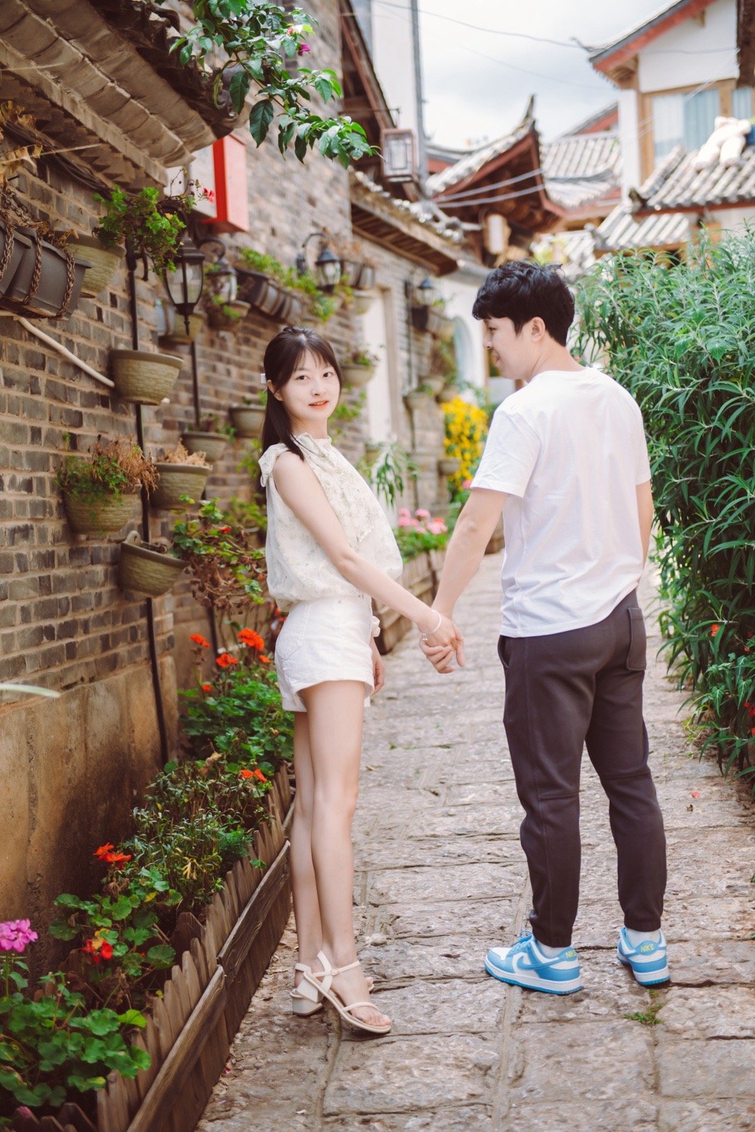 #丽江[超话]# 前两天有一对住我们客栈的情侣在院子里吵架，原因是女孩让她男朋友