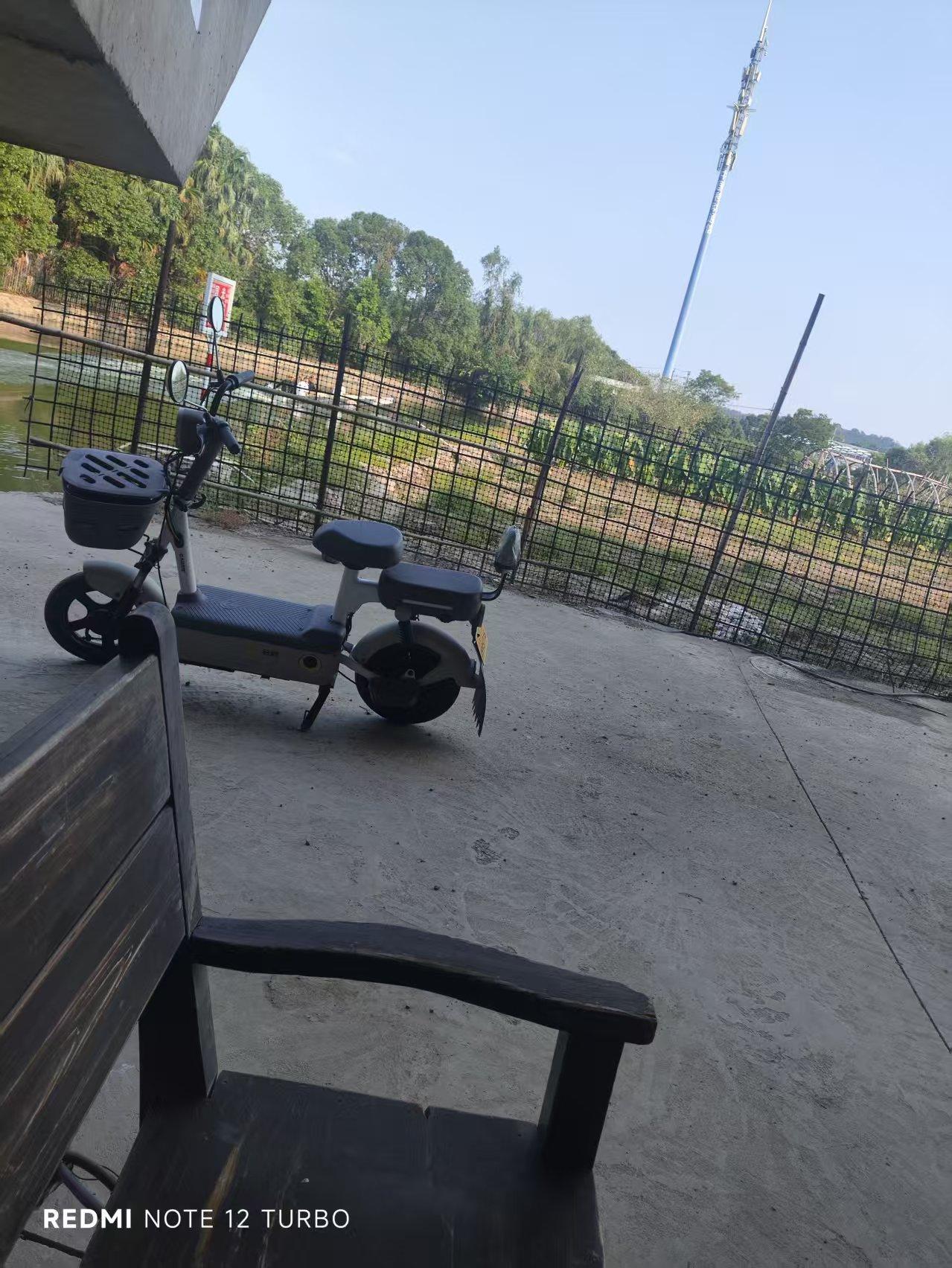 慵懒地斜倚躺椅，静静停靠在乐清万岙村的公路边。

身前质朴水泥空地停放着我的小巧