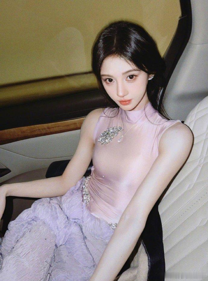 鞠婧祎来唱粤语歌了 谁没被蔡子伊的粤语舞台戳中？《蜚蜚》的深情婉转被她唱得超有味