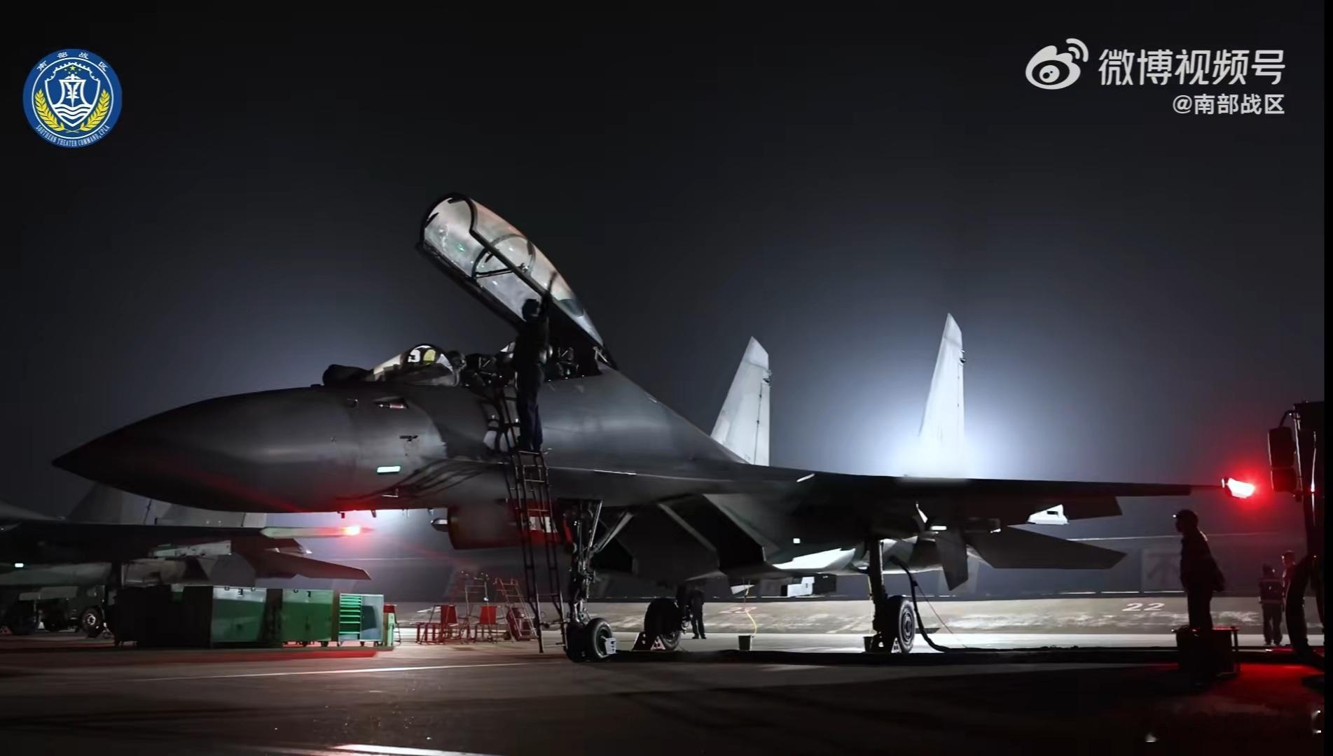 南部空军某旅展开夜航训练 ​​​