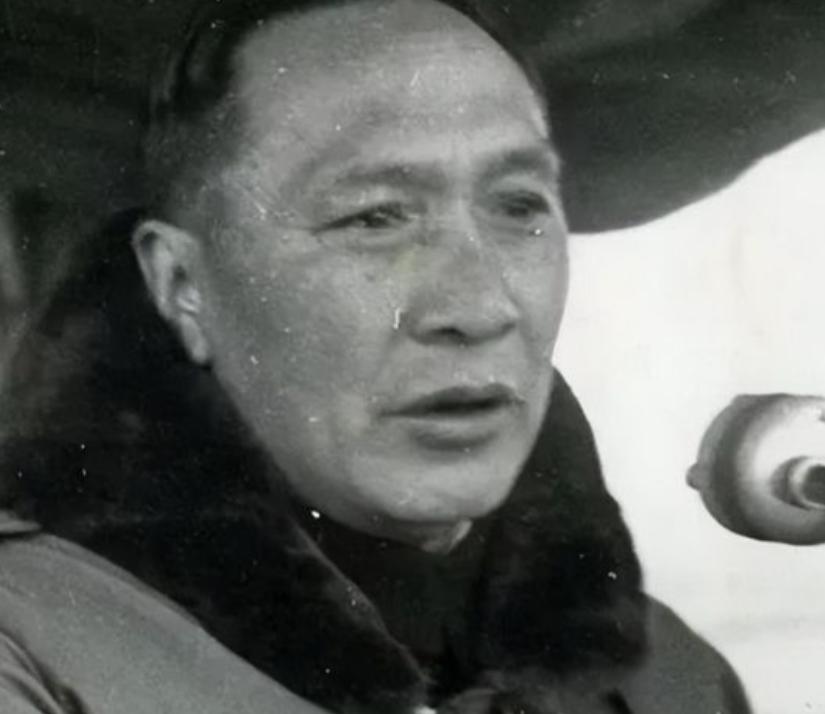 1949年，卢汉率云南起义立了大功，等了俩月新政府任命。名单念到“省主席”时，他