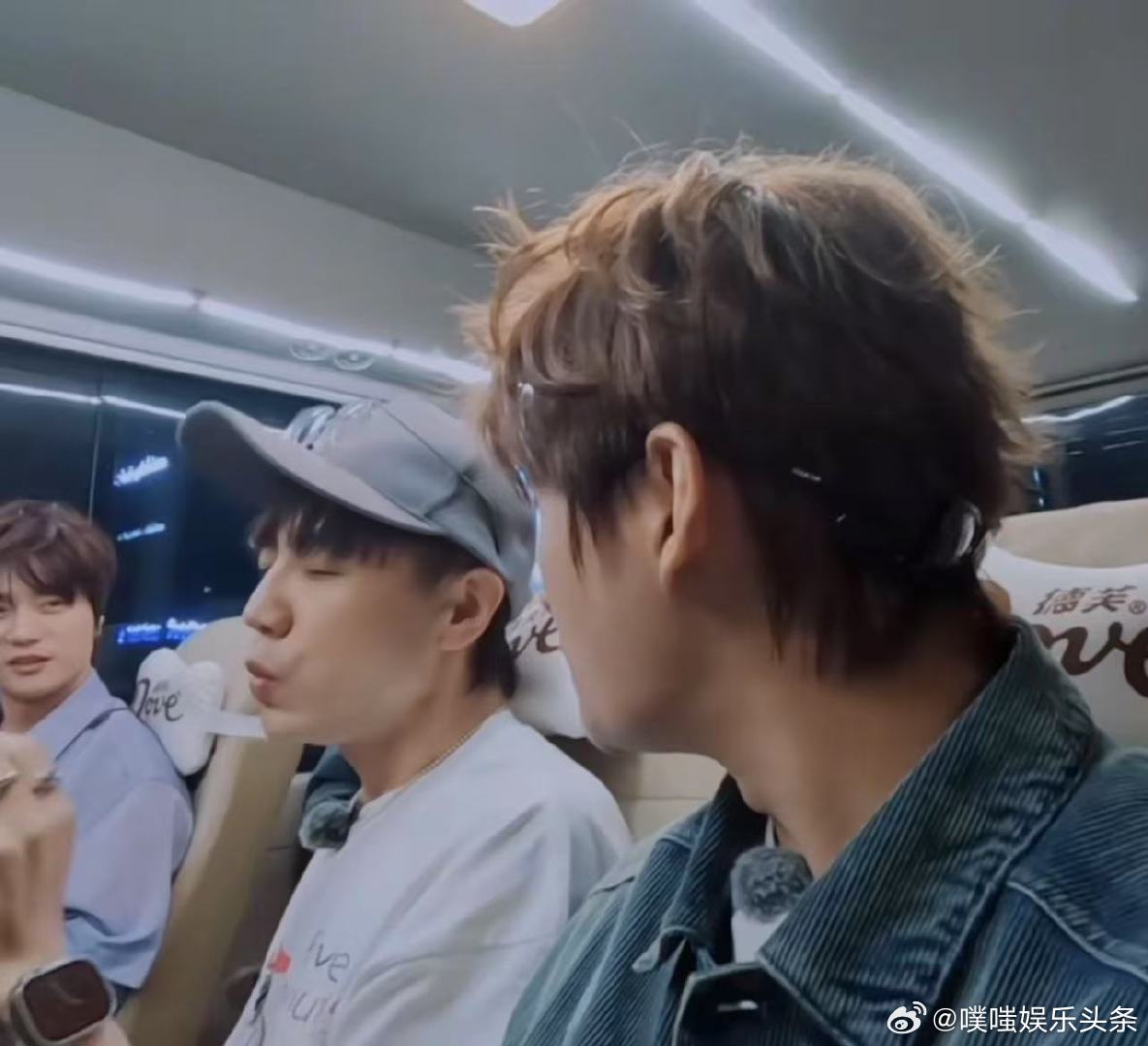 王铮亮[超话]  王铮亮这两下够白鹿考研了 亮哥这口哨技术，简直让人惊叹不已啊！