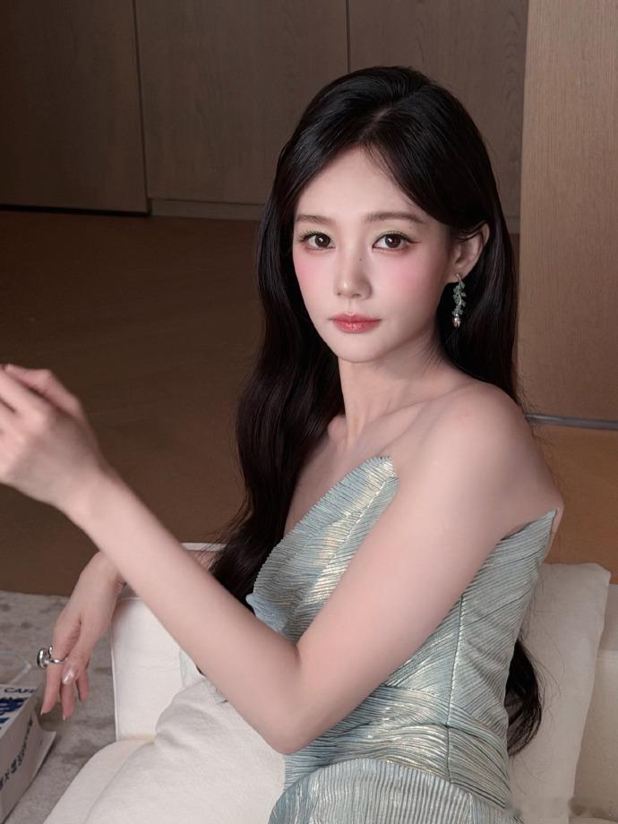 李一桐绿色眼影美成啥了李一桐这束光来得正好 李一桐绿色眼影美成啥了，完全清新脱俗