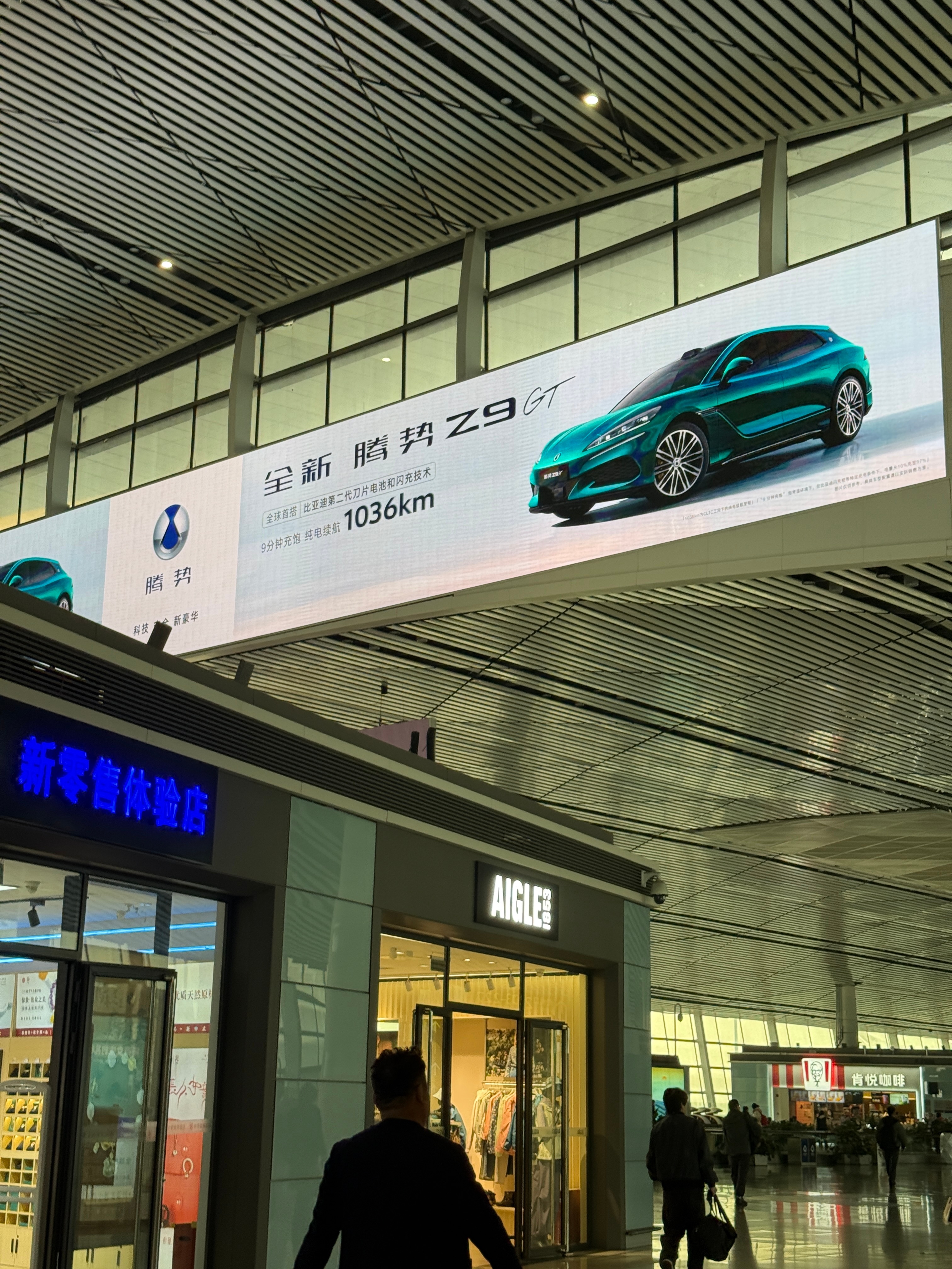 早安，穿上了同事给我送的小白裙，上身白衬衫，下面是🧜♀️荷叶百褶裙，感觉瘦子穿