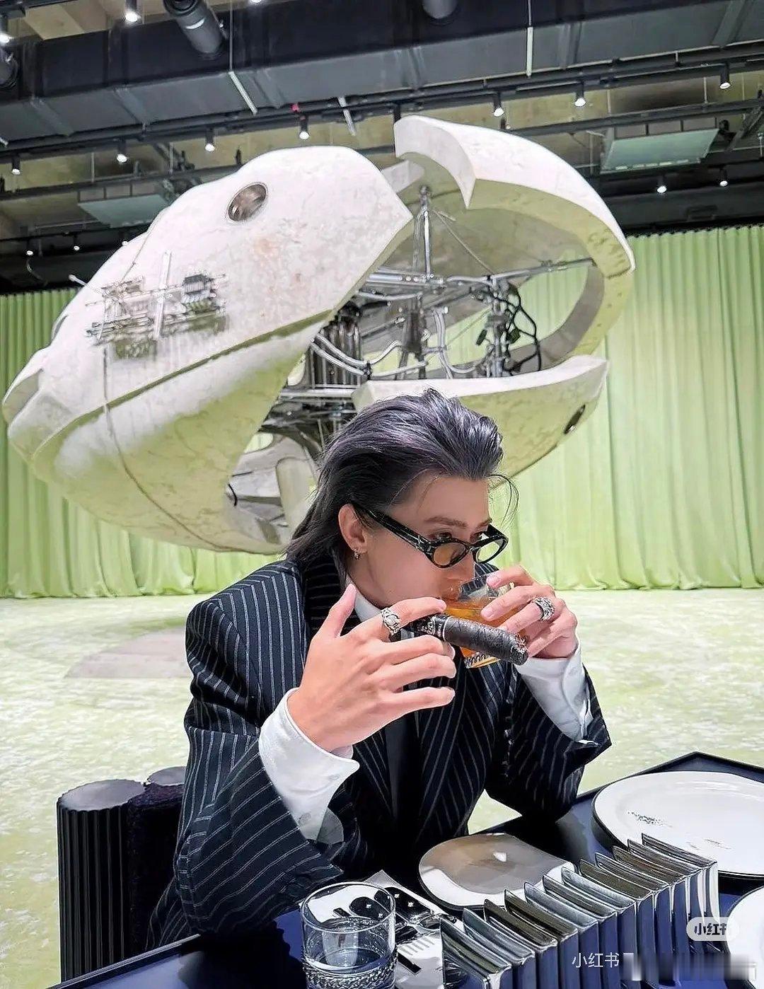 蔡徐坤现在怎么越来越没有星味了 