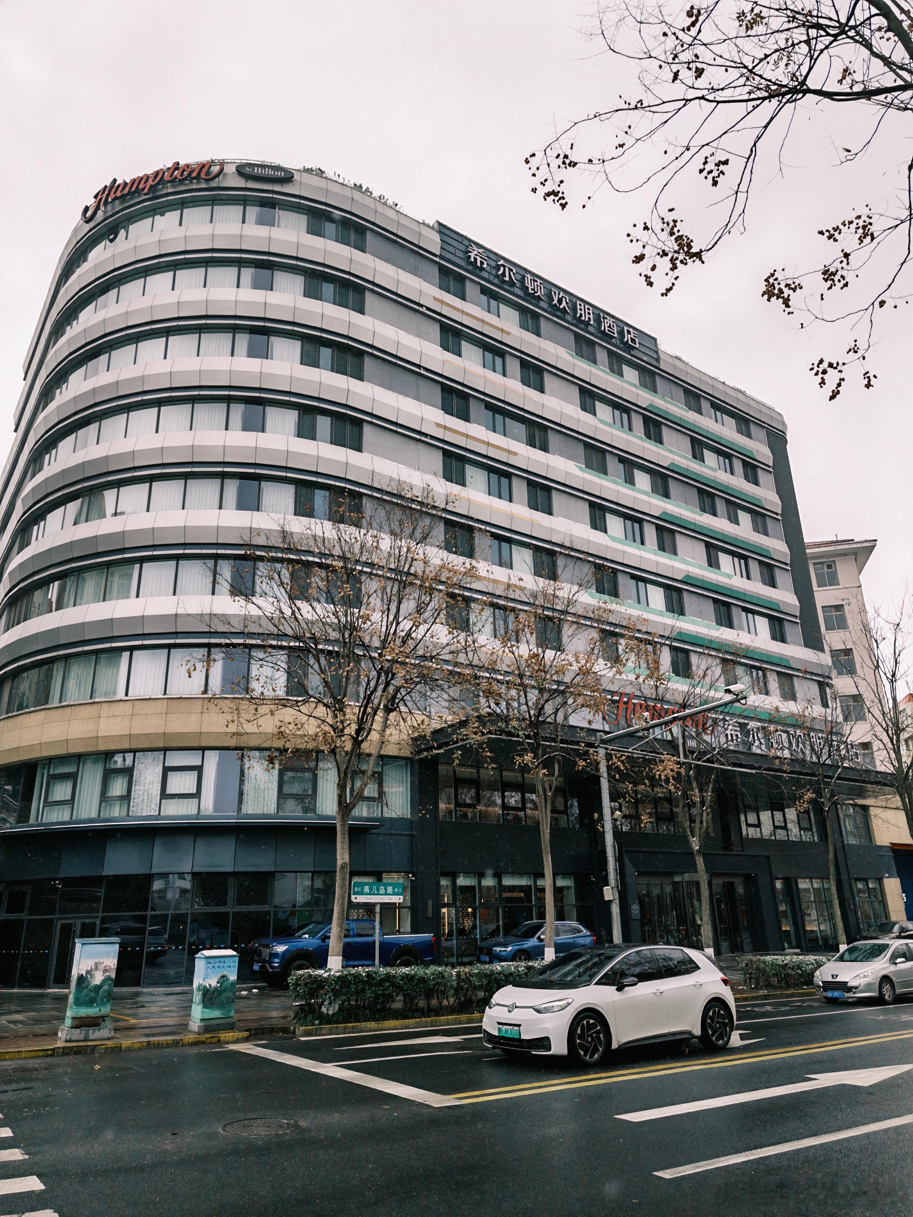 青岛初雪杀疯了 来青岛了，也在下雪，感觉整个北方都在下雪，不过青岛气温高点，雪花