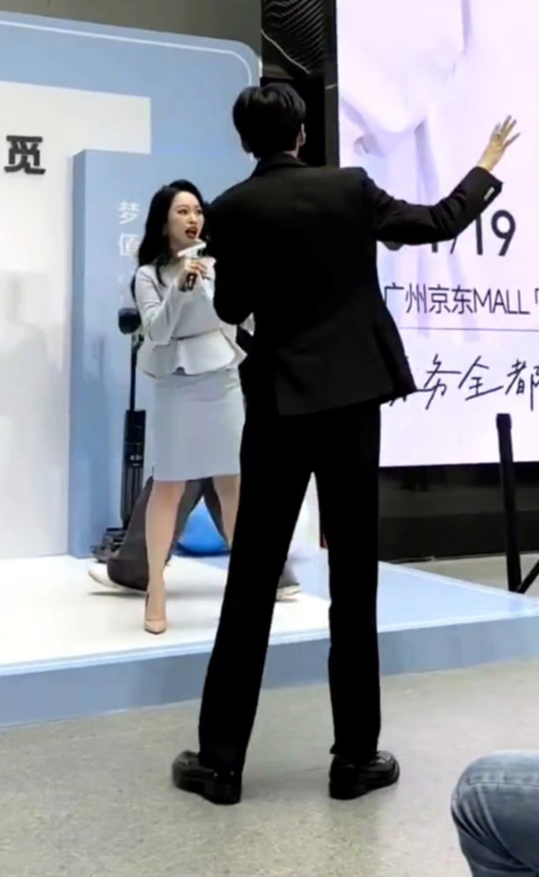 毕雯珺比例真的很惊人，手也是仙品。 