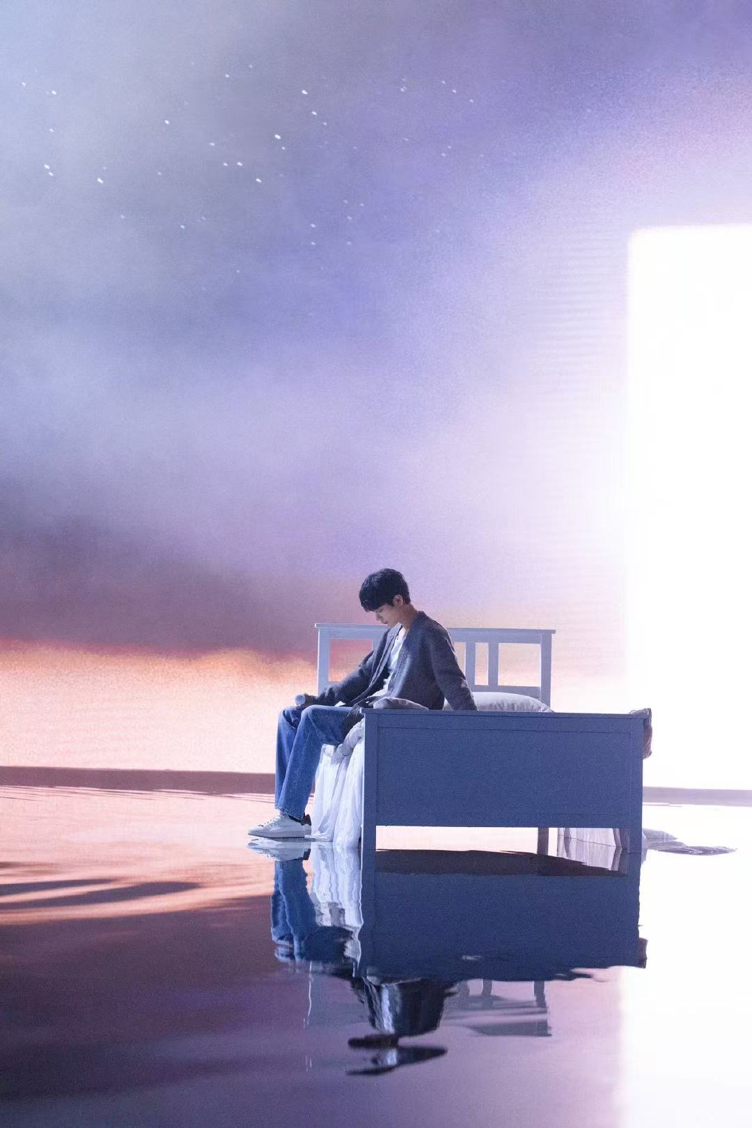 肖战携手华纳音乐发行首张专辑 ​​在世界的喧嚣中，我们寻找自己的回响。携手华纳音