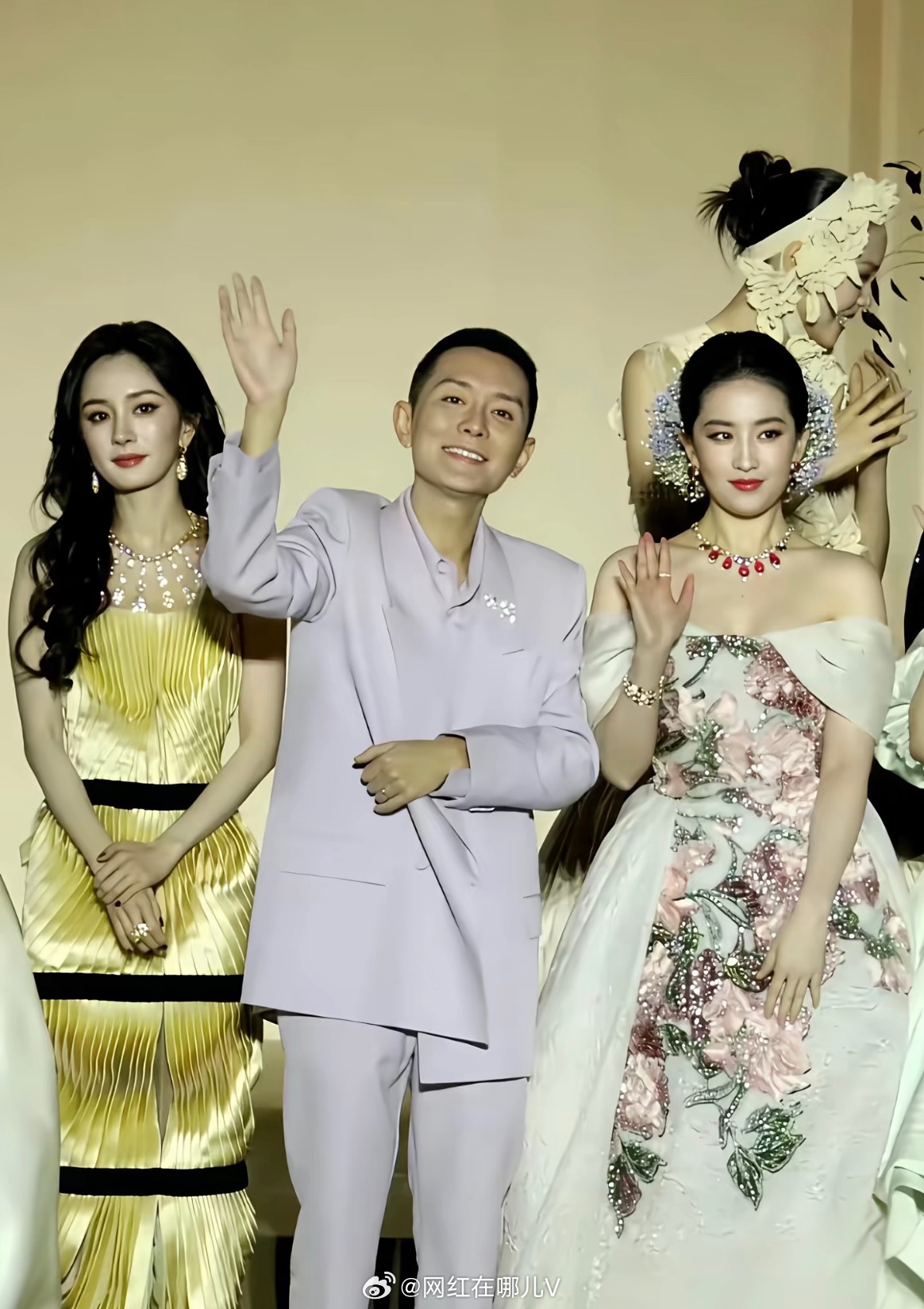 刘亦菲 杨幂同台 emmmmm多大仇恨成这样[允悲]全程没有眼神交流 ​​​