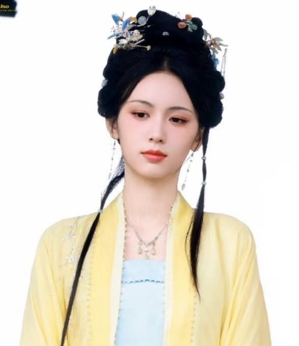 古偶少女造型，两边小辫子娇俏得不行，你喜欢谁的？ ​​​