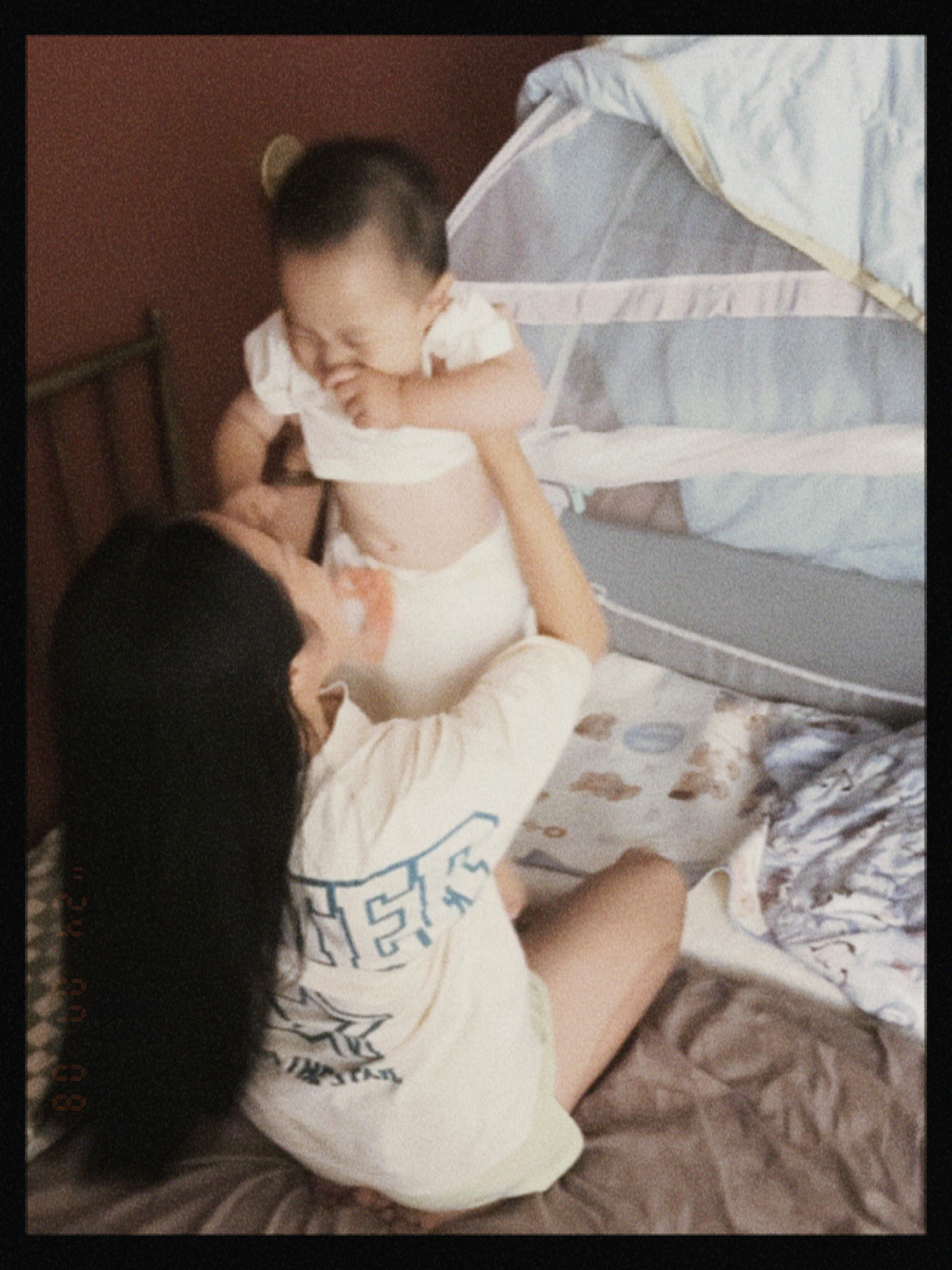 我每天晚上都和变态一样要亲饮水机三百下才放他睡觉 ​​​