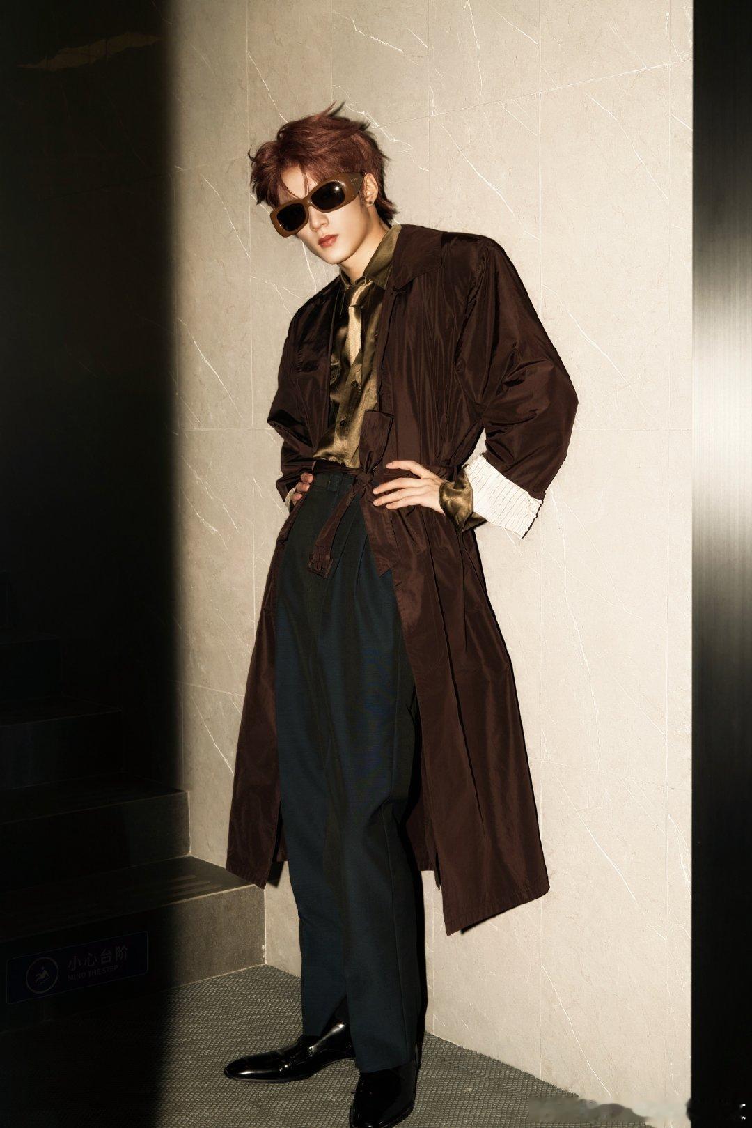刘耀文 × 时代少年团加冠礼演唱会 舞台造型大片，一袭Saint Laurent