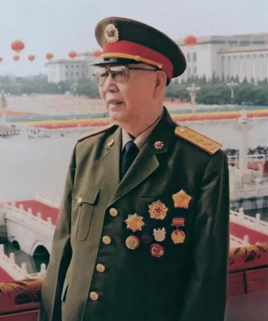 1988年3月14日，海军司令刘华清正在开会，突然得到急报：南沙打起来了！他直接
