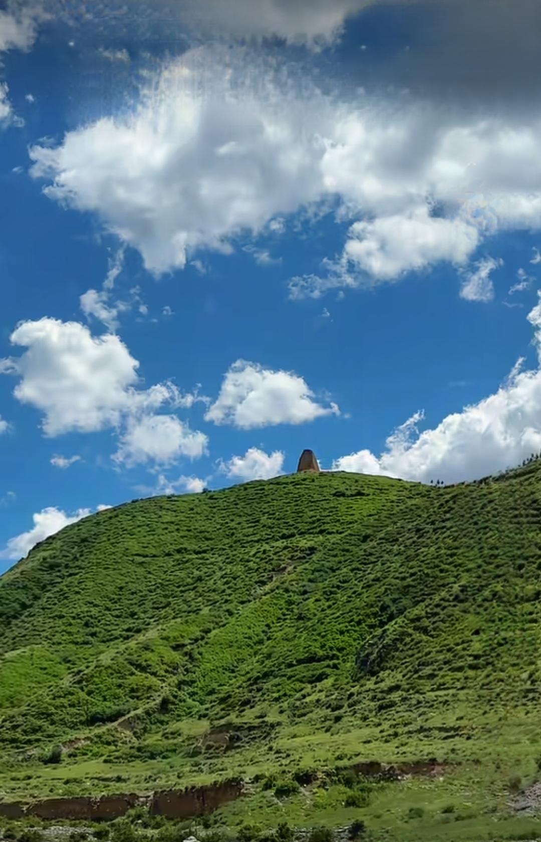 ＃分享随手拍的景色＃
     这是我随手拍的景色，湛蓝如洗的天空下，白云如絮，