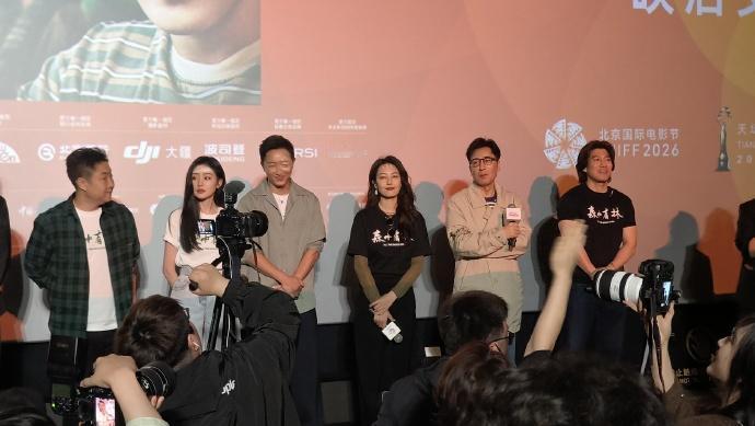 今天高圆圆和张天爱还有韩庚以及于和伟一起出席活动，几位搭配的都很时尚，也都很有明