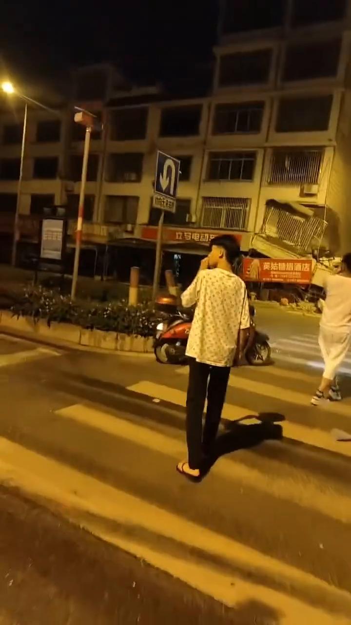 到了，我们几家房子全部到了。门大，门没有事。门大，没有人。门大，门大。白梅，白梅
