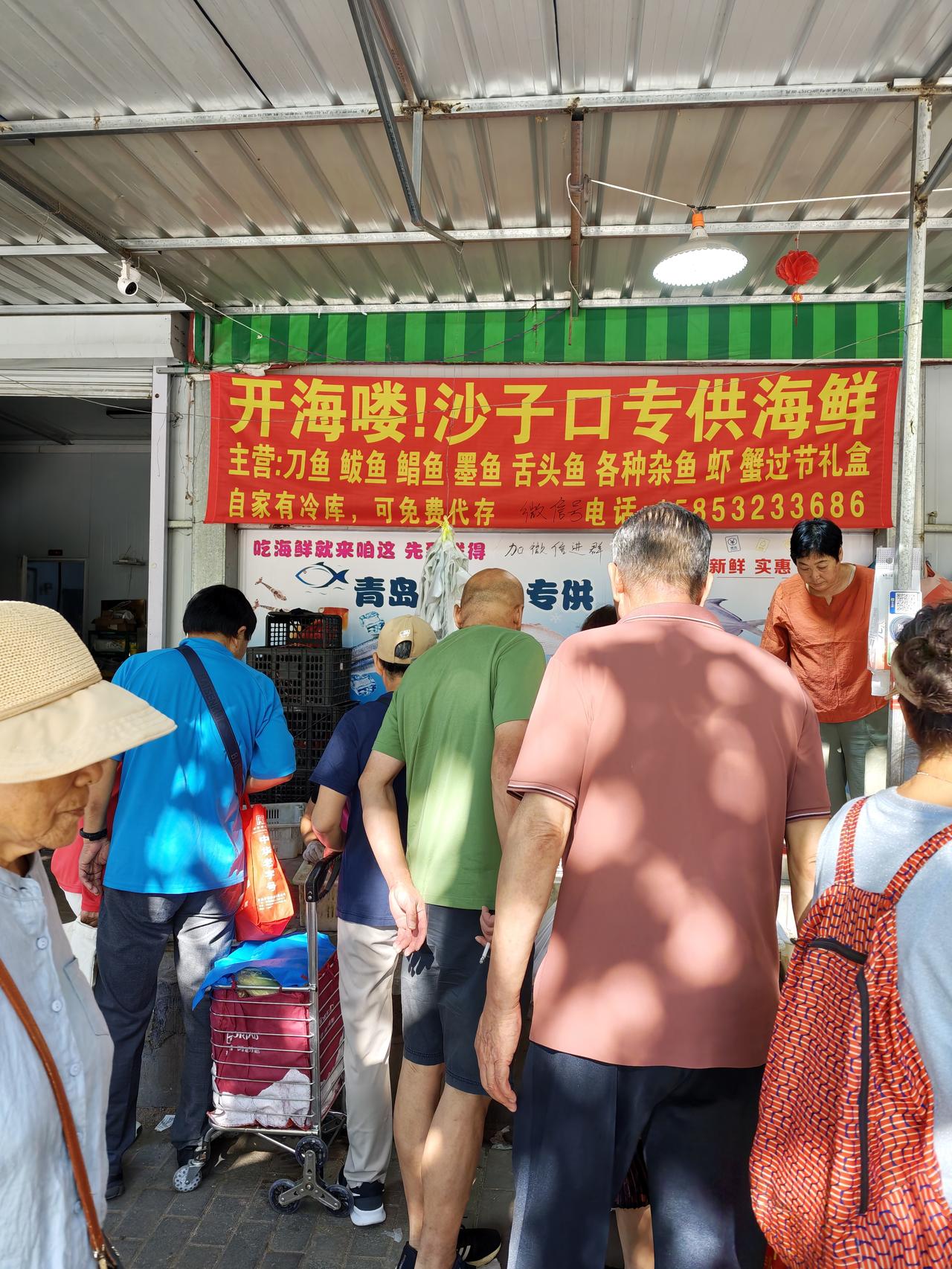 这家海鲜店的人气之旺不亚于海叔家，主要是这里卖的海货太新鲜了。
这家店在早市东边