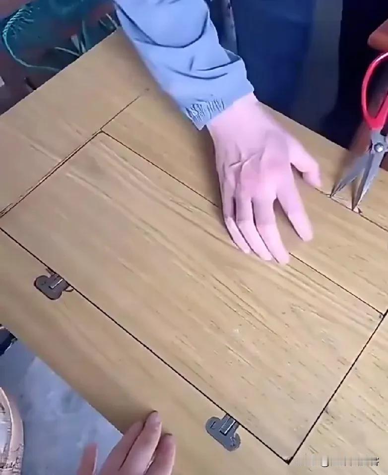 家人们谁懂啊，

这么简单的一个老物件儿

竟然难倒了物理高材生[笑哭]

老奶