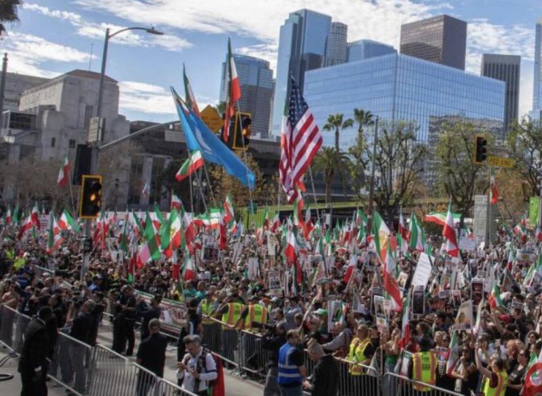 《纽约时报》1月26日援引匿名美国官员的话报道，已抵达中东的“亚伯拉罕·林肯”号