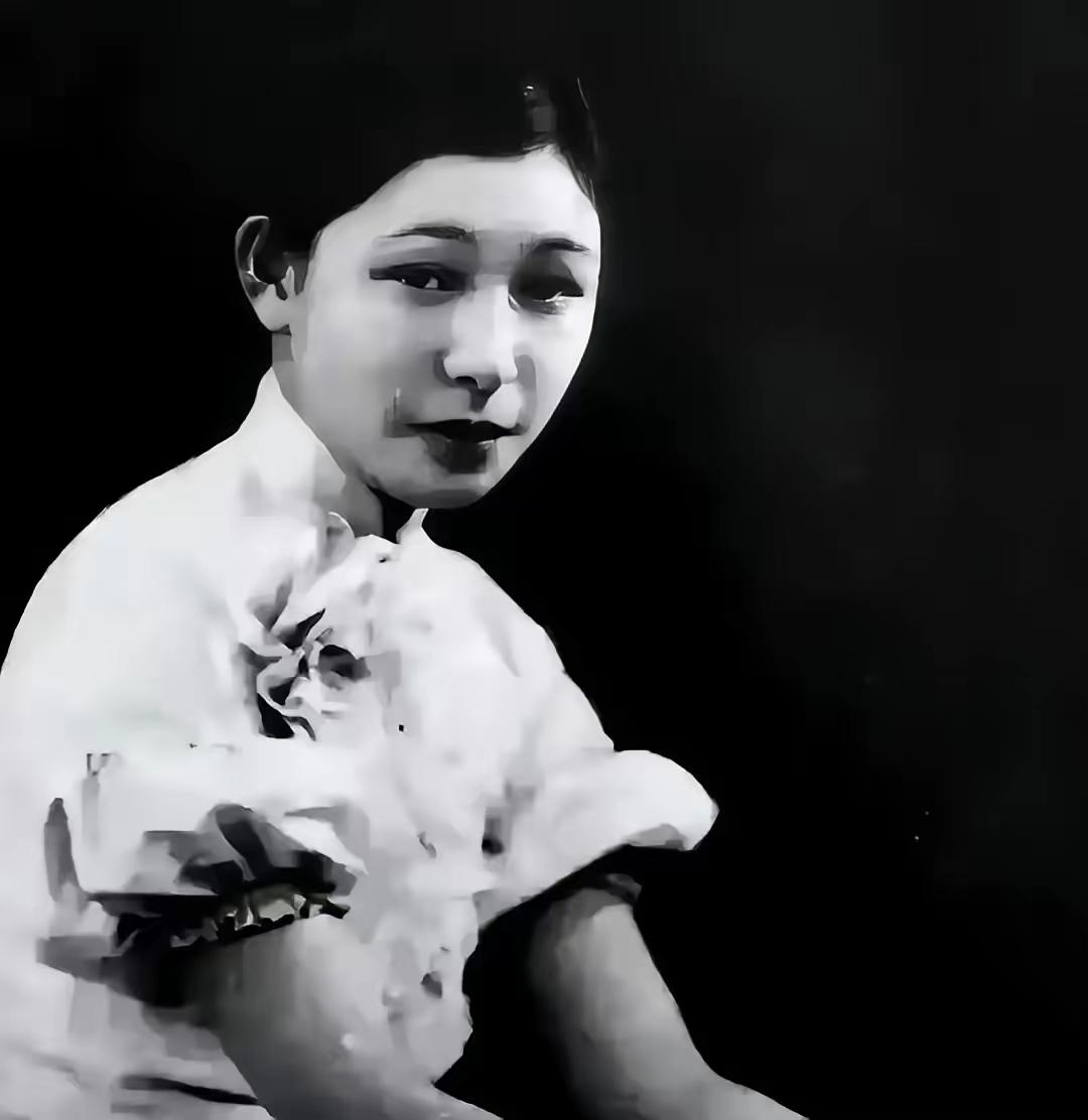 1943年，郭婉莹难产住院，可她的丈夫却在闺蜜家里过夜。出院后，郭婉莹精心打扮，