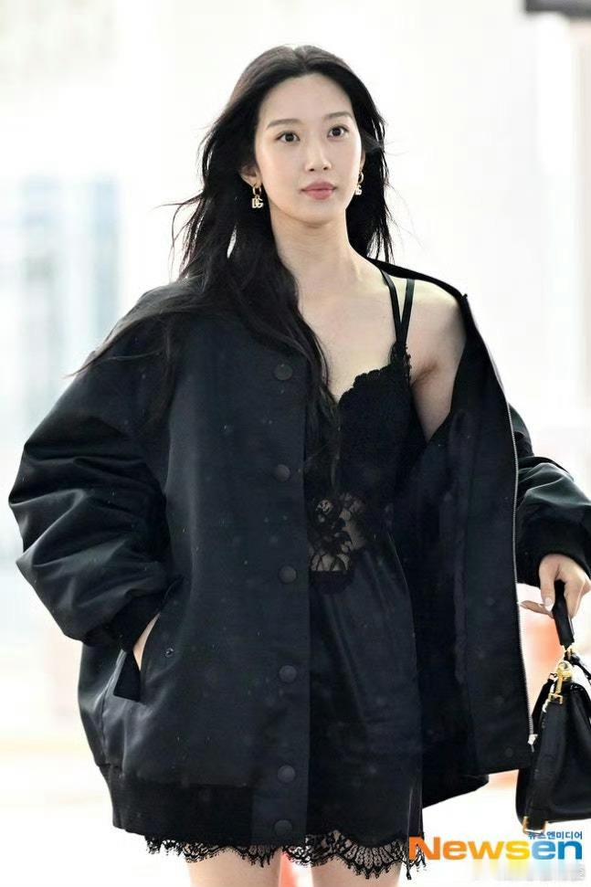 文佳煐穿内衣走机场被审判美到我有点没去关注衣服了 ​​​