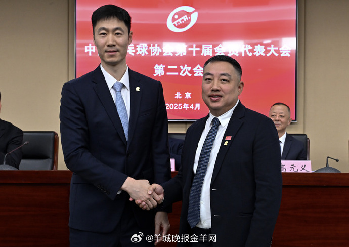 #刘国梁卸任后对王励勤说了这句话##热点解读#据新华社报道，新任乒协主席王励勤在
