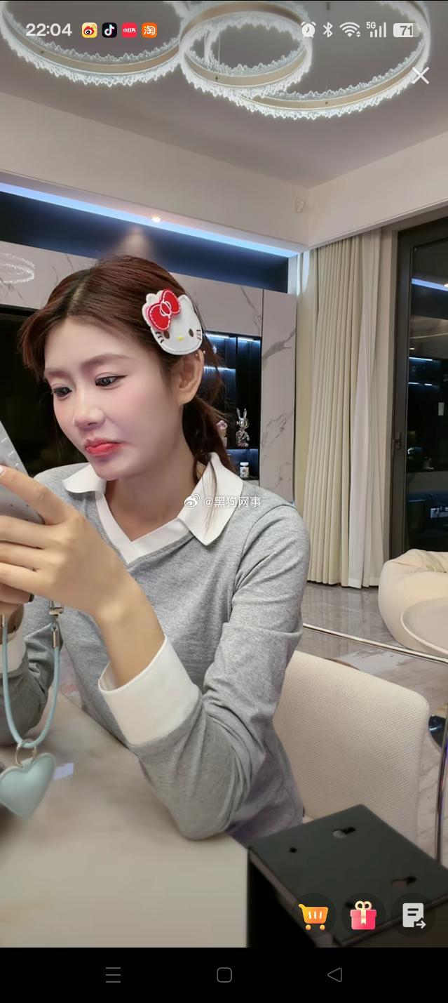 看看嫌弃的👄脸 ​​​