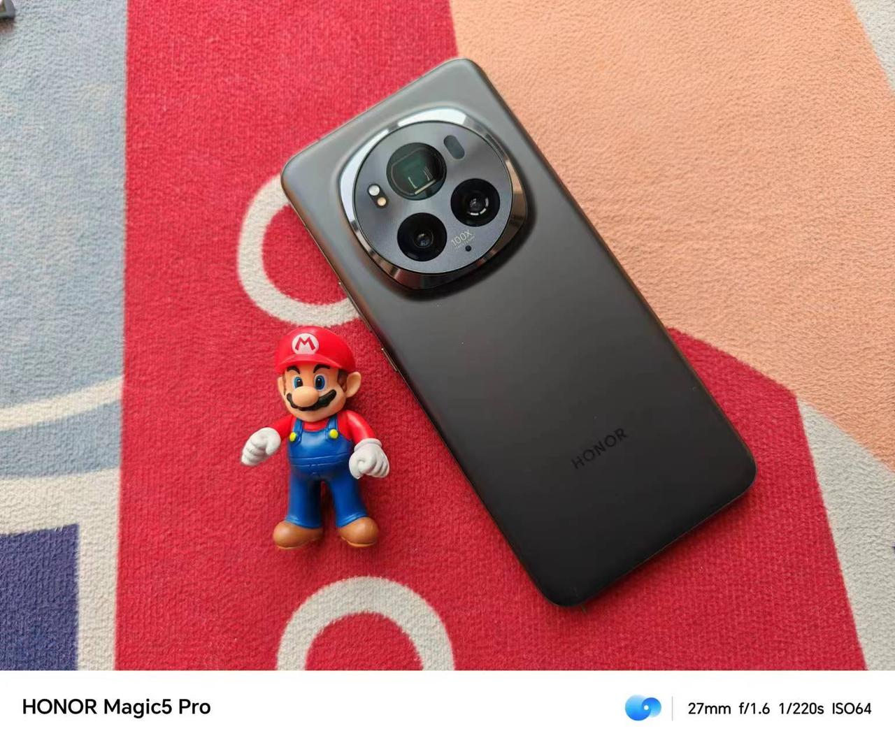 荣耀Magic5 Pro拍荣耀Magic6 Pro，两代旗舰“同框”，荣耀的高端