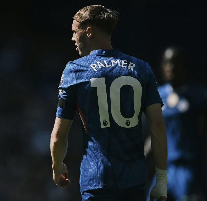 23岁的切尔西中场帕尔默近期状态有些下滑，本赛季至今他只出战了17场联赛，打进8