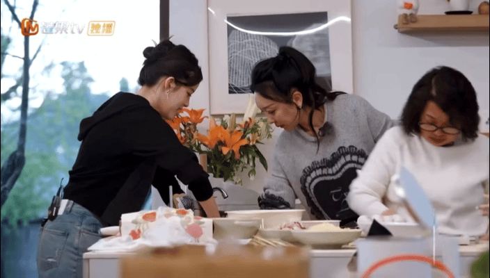 岳彩晶公主辛苦了这不得让小棠多给妈妈蛐蛐两下#赵小棠妈妈好像参加了变形计# ​​