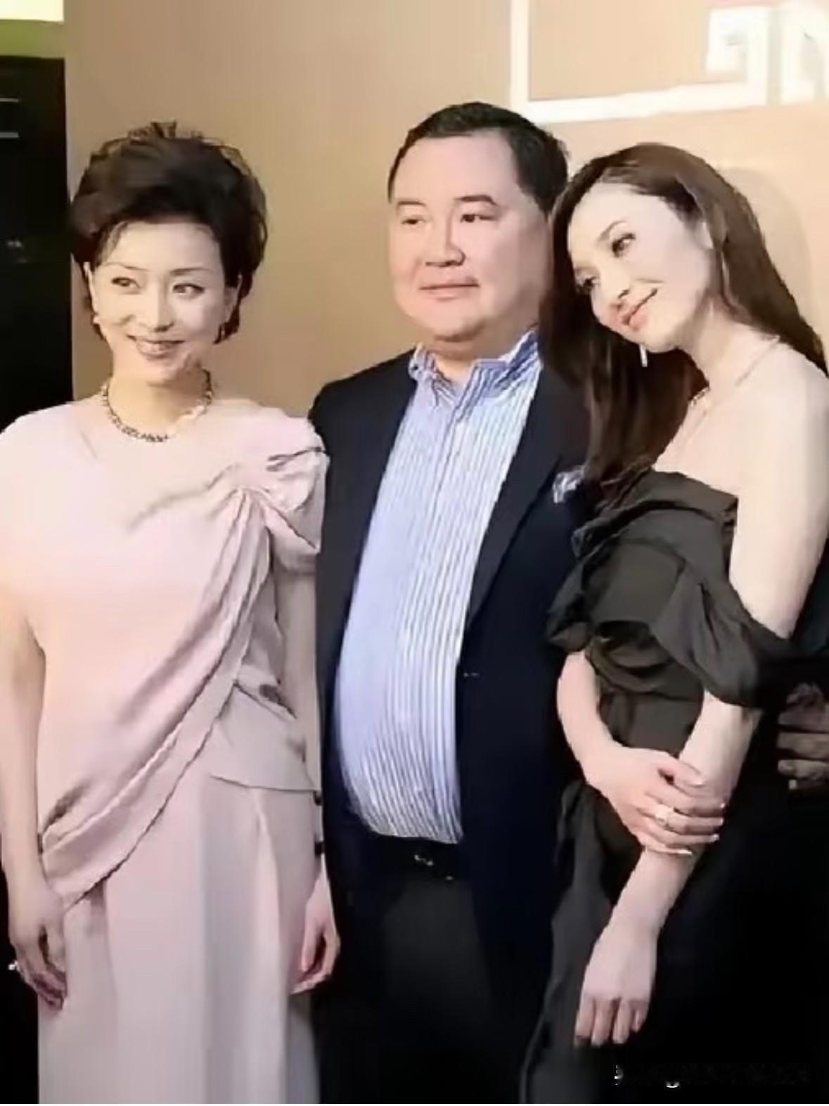 吴征这张合影，确实值得研讨。
吴征一手轻搭杨澜身后，另一手揽住另一美女腰侧。杨澜