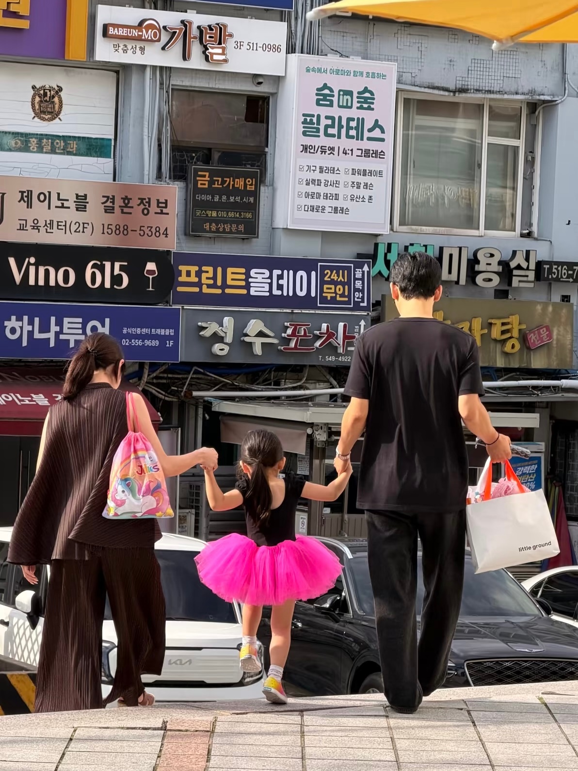 欧巴你幸福就好狎鸥亭偶遇金钟大一家三口逛街金钟大和妻子牵着女儿逛街