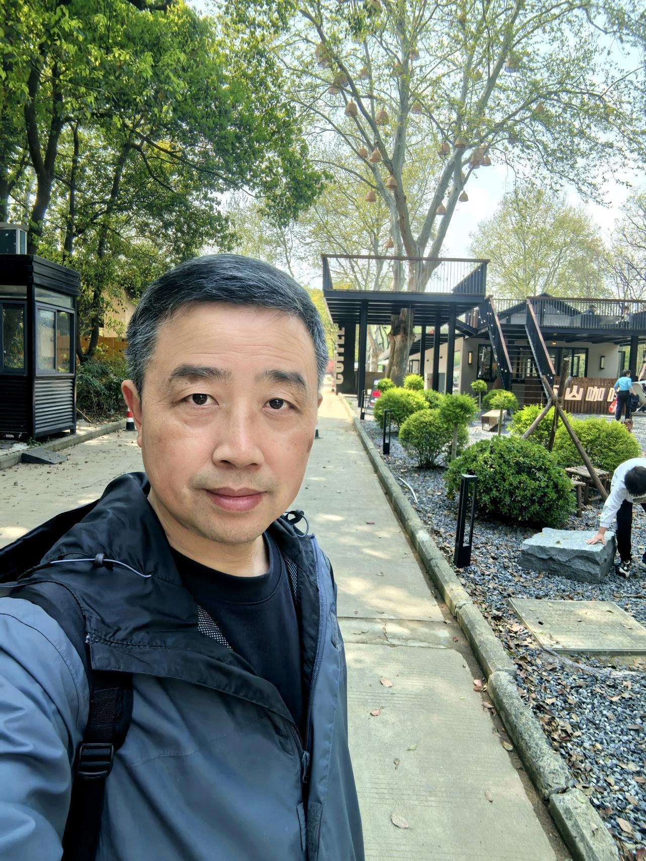 酒龄四十年，我已成功戒酒265天，全程滴酒未沾。
 
不知不觉间，走完了这265