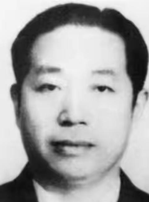 刺蒋失败后，百变杀手华克之投奔延安，伟人当场断言：你绝不能留在这里！1937年的