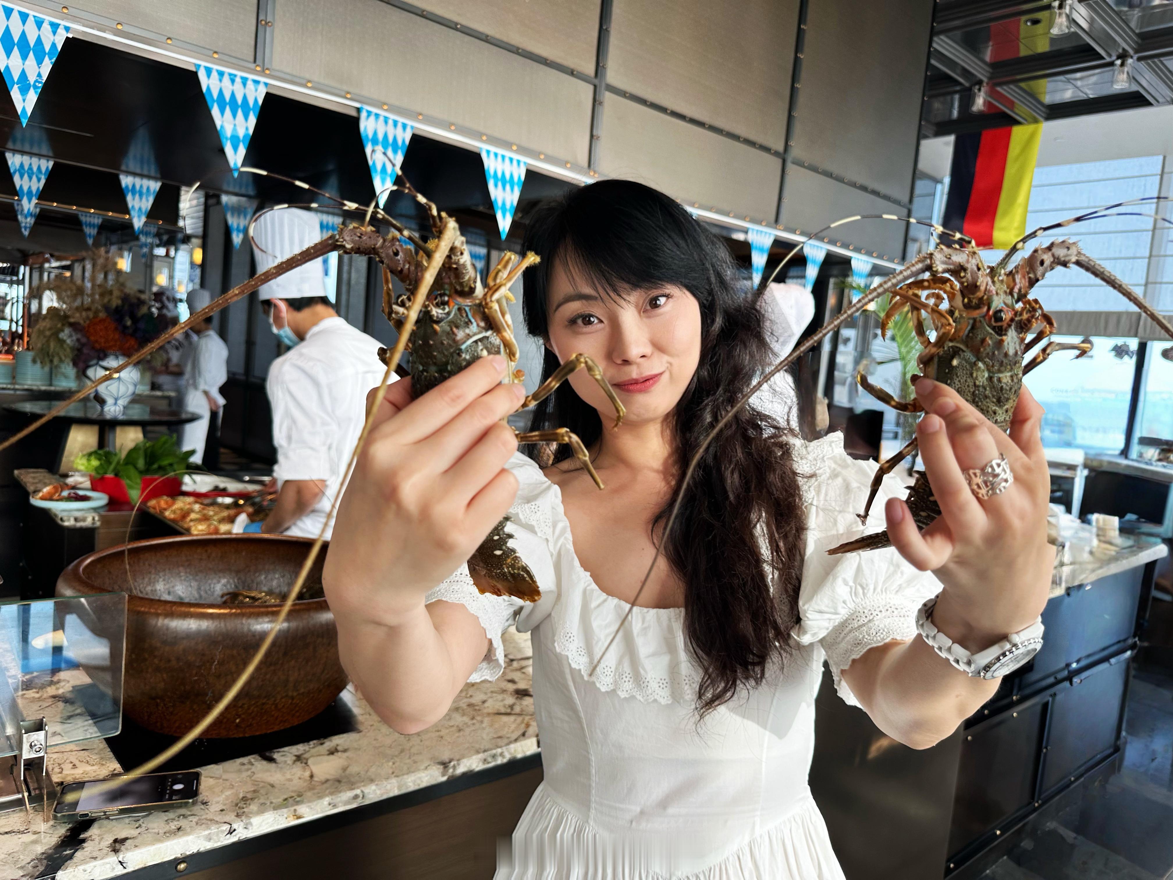 提前过节的气氛在重庆康莱德望峰居迎来，德国美食节首日封开启。星厨Alfred P