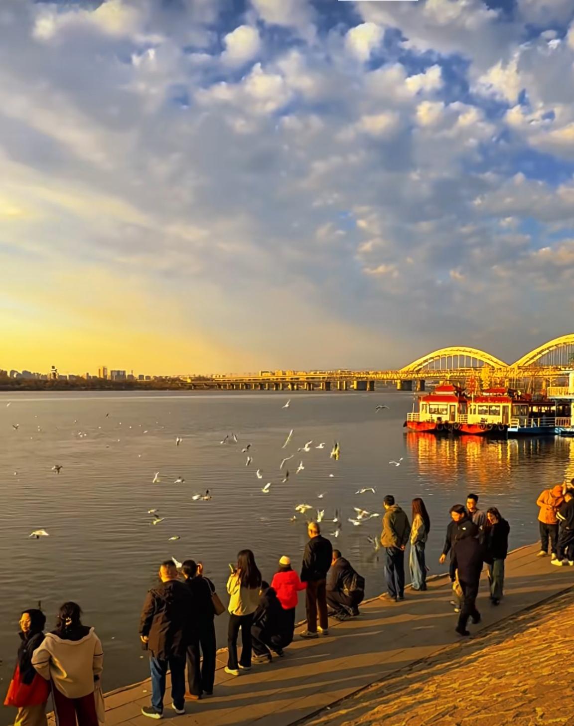 沸煮人生
 
人这一生，最硬的骨气，是在轻视里挺直腰杆，在打击下磨亮锋芒。要学那