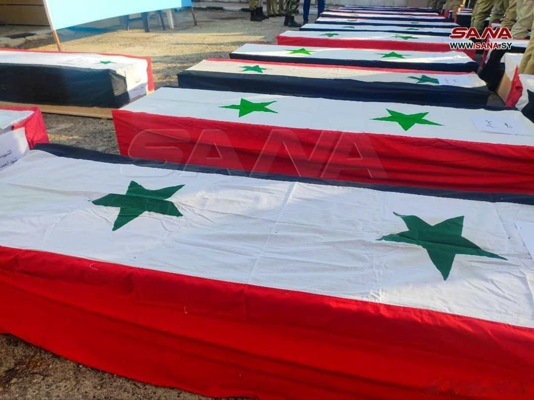 对叙利亚炮兵学院阅兵活动袭击造成了132人死亡，下图是叙利亚政府为他们举行的公开