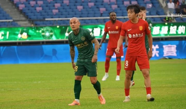 中国足球到底要不要这种为了赢而不择手段的行为？？

中国足协处罚李镇全停赛2场2