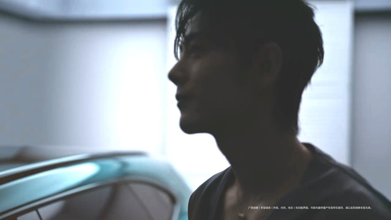 是肖战！！！好性感好时尚！不愧是尚界的代言人！！