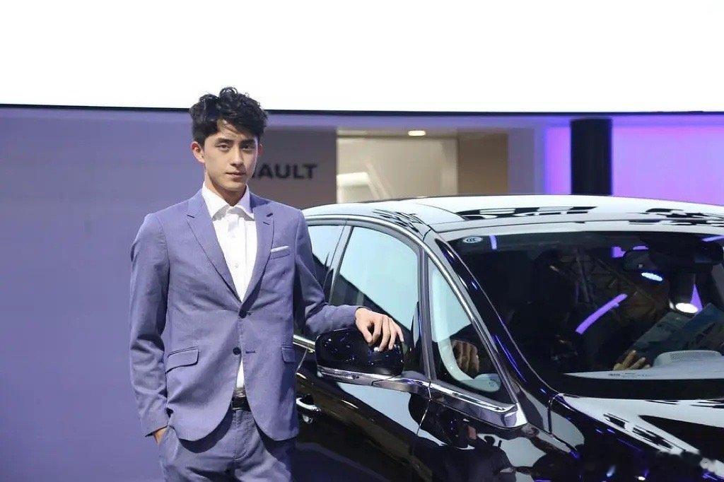 刷到这个敖瑞鹏真的好争气吧7年前来武汉是车展打工人，7年后再来是万众瞩目大明星！