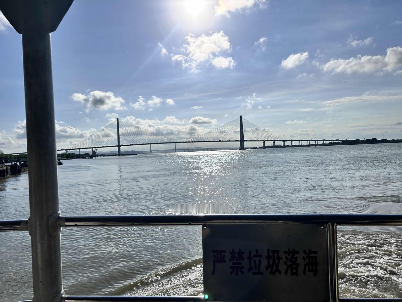 公司不包吃住，六千块钱租房子和吃喝就得要两千，加上自己零花，差不多才剩下几百块钱